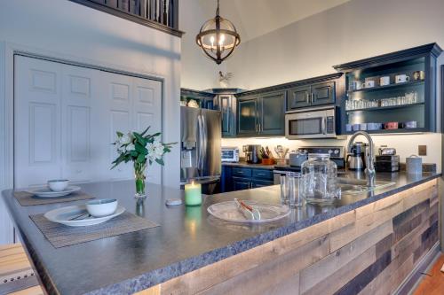Luxe Blairsville Cabin with Game Room, Near Hikes in Hood, USA