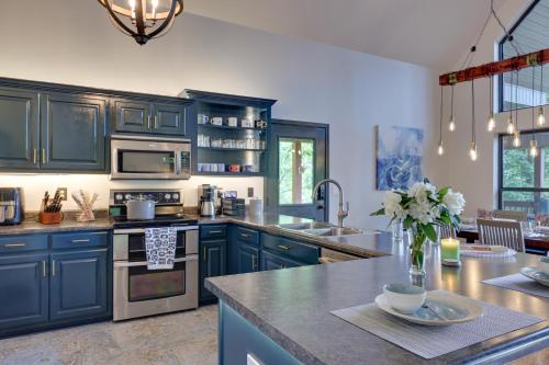Luxe Blairsville Cabin with Game Room, Near Hikes in Hood, USA