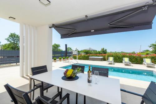 Skats, Villa Lucia with Jacuzzi and Private Pool in Kadumi