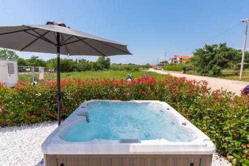 Skats, Villa Lucia with Jacuzzi and Private Pool in Kadumi