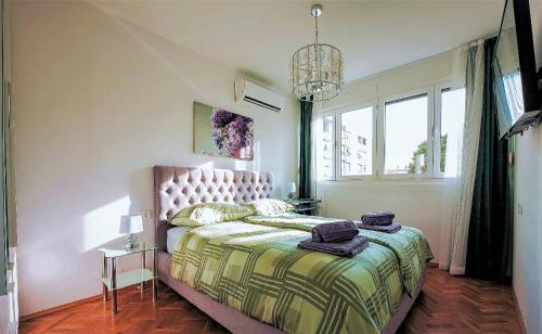 1 queen bed, 1 sofa bed