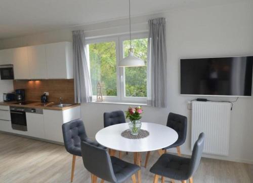 Osterhus - geräumige Wohnung über 2 Ebenen mit Garten und Balkon - main image