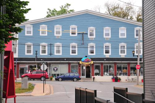 Smugglers Cove Inn - Accommodation - Lunenburg