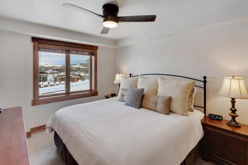 Bear Claw 406 - Ski-in Ski-out Condo! thumb 3