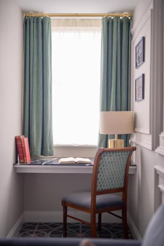 Deluxe King Room image 4