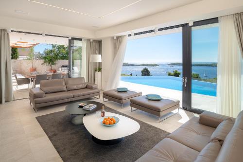 Anabel, Hvar