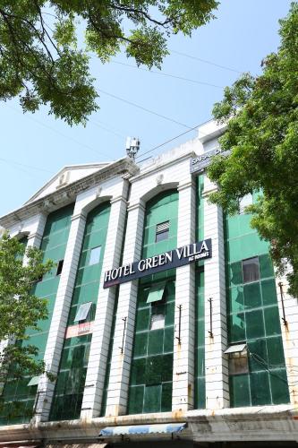 Bejárat, HOTEL GREEN VILLA in Surat