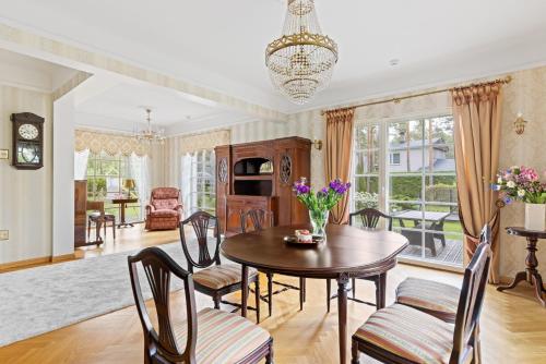Villa Muusa with a cozy sauna, swimming pool and large beautiful garden, Tallin (foto 3)