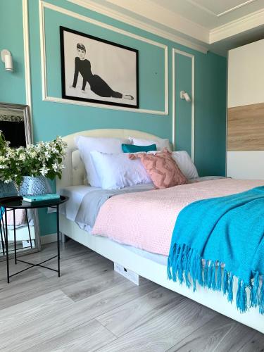 . 2 Rooms VIP Apartment on Sobornyi 133