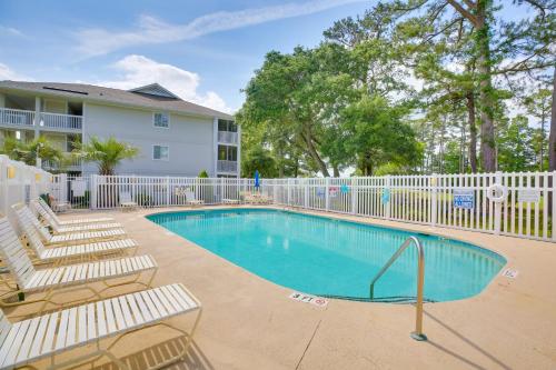 Sunny Little River Condo about 6 Mi to Myrtle Beach! in Little River, USA