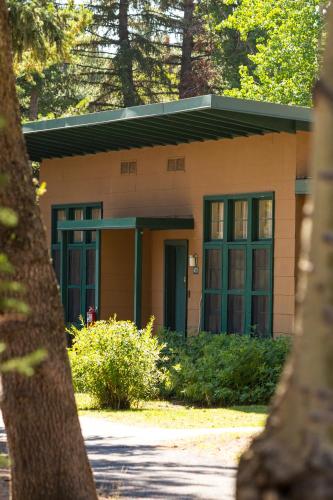 Jackson Lake Lodge Jackson Lake Lodge is a popular choice amongst travelers in Moran (WY), whether exploring or just passing through. The hotel offers a high standard of service and amenities to suit the individual need