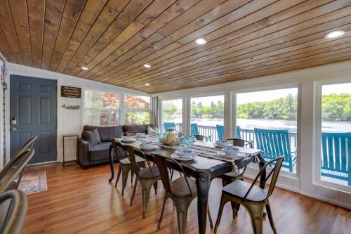 Football Fans Lake Retreat - 5 Mins to Gillette! in Plainville, USA