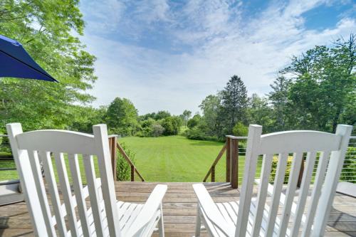 Centrally Located Brevard Home with Deck and Fire Pit! in Brevard, USA