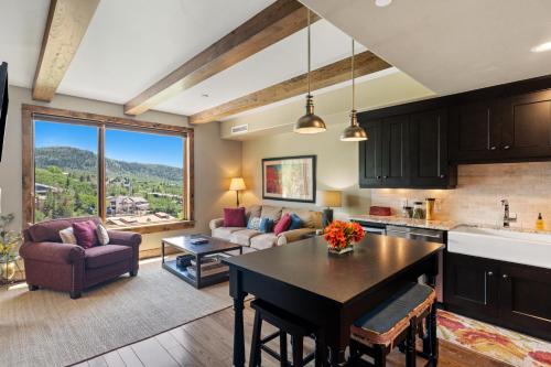 Edgemont 2504 - Luxury 'Honeymoon' Suite True Ski-in Ski-out Access & Winter Shuttle!