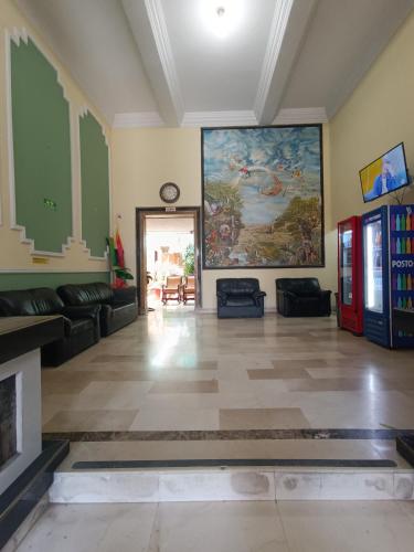 Family Room image 10