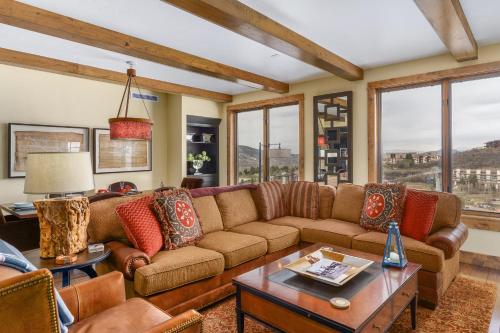 Edgemont 2603 - Luxury Condo Slope Views True Ski-in Ski-out Access & Winter Shuttle!