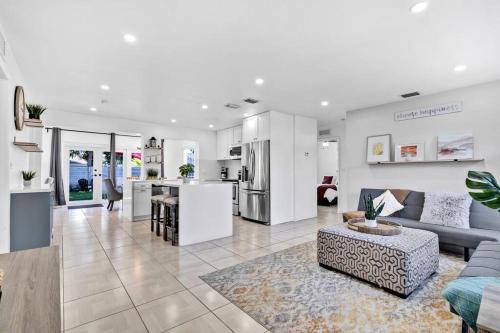Peaceful 3 Bedroom House with Relaxing Backyard 15 minutes to the Ocean in Hollywood, USA