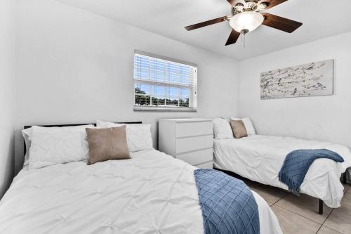 Peaceful 3 Bedroom House with Relaxing Backyard 15 minutes to the Ocean in Hollywood, USA