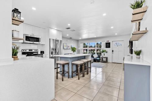 Peaceful 3 Bedroom House with Relaxing Backyard 15 minutes to the Ocean in Hollywood, USA