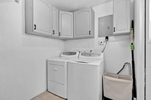 Peaceful 3 Bedroom House with Relaxing Backyard 15 minutes to the Ocean in Hollywood, USA