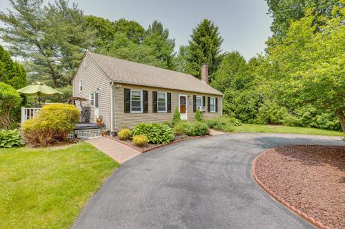 Ideal Narragansett Location with Furnished Deck! in Narragansett, USA