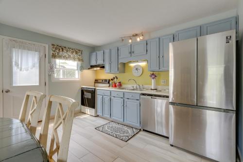 Ideal Narragansett Location with Furnished Deck! in Narragansett, USA