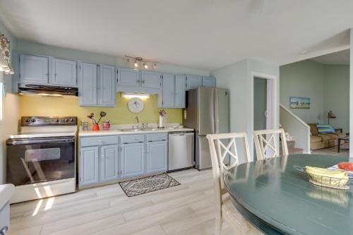 Ideal Narragansett Location with Furnished Deck! in Narragansett, USA