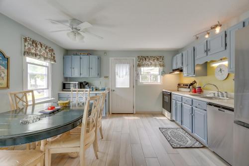 Ideal Narragansett Location with Furnished Deck! in Narragansett, USA