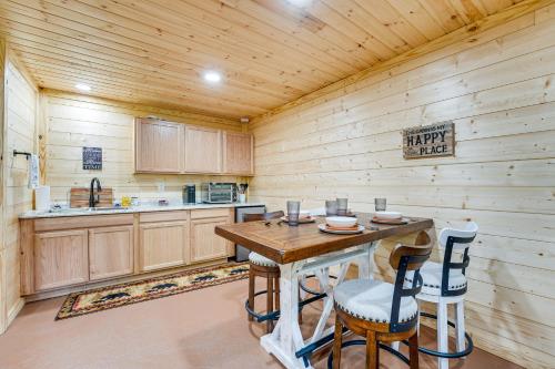 Charming Cabin Near Roaring River State Park! in Cassville, USA