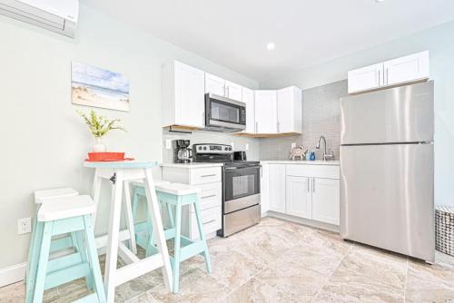 318 E Youngs Ave Unit 2 Seaside Retreat Salty Shore Getaway in Wildwood, USA