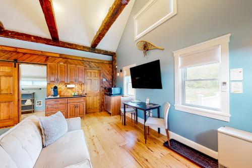 The Lodge - Suite #3 in Waterbury, USA