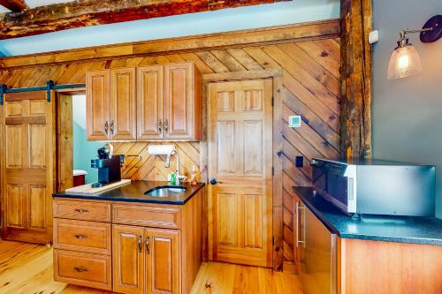 The Lodge - Suite #3 in Waterbury, USA