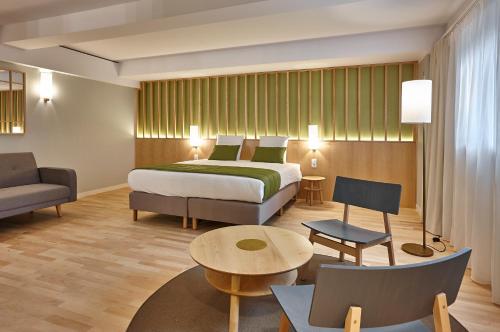 ยาโดยา (Yadoya) near น้ำพุรูปปั้นเด็กผู้หญิงนั่งฉี่เจนเนเคพิส