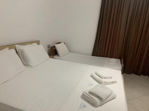 1 double bed, 1 twin bed