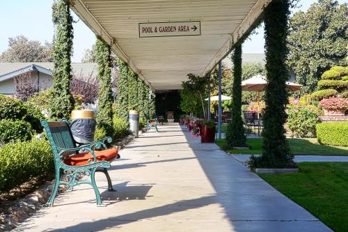 Garden, Lamp Liter Inn in Visalia (CA)