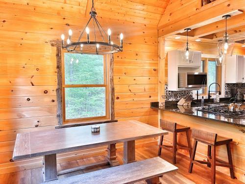 Adirondack Mountain Cabin with Hot Tub, Near Whiteface, Lake Placid, Fire Pit, Game Rm in Jay, USA