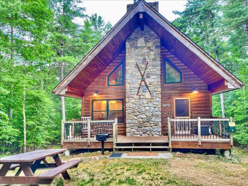 Adirondack Mountain Cabin with Hot Tub, Near Whiteface, Lake Placid, Fire Pit, Game Rm in Jay, USA