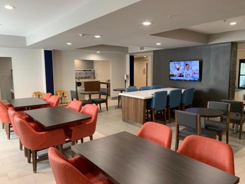 홀리데이 인 익스프레스 호텔 앤 스위트 웨스트포인트-포트 몽고메리 바이 IHG - 식음료(F&B)