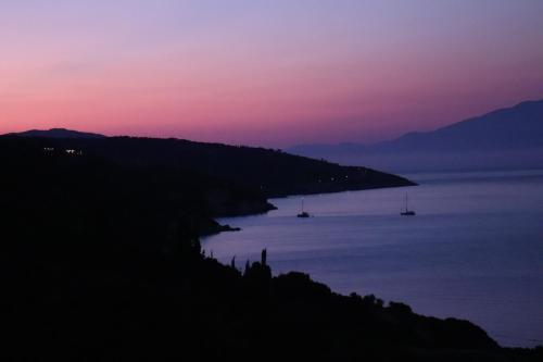 Παραθαλάσσιο εξοχικό σε ελαιώνα με υπέροχη θέα