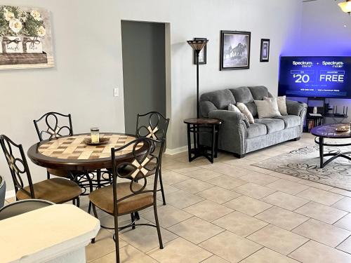 Fabulous 4 Bedrooms Villa with Private Pool 15 Min to Disney in Davenport, USA