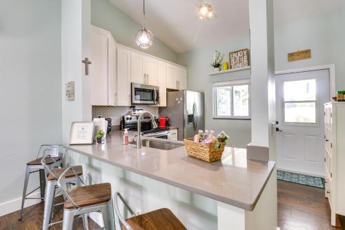 Pet-Friendly Home Near UCF, Hospitals and Disney! in Orlando, USA