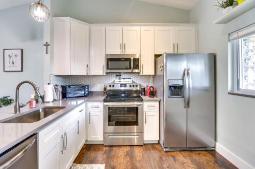 Pet-Friendly Home Near UCF, Hospitals and Disney! in Orlando, USA