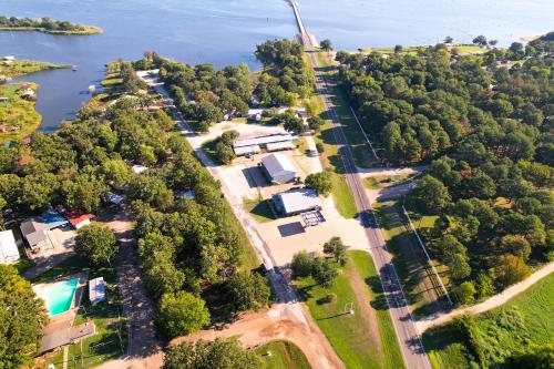 Axtons Bass City Lake Front Resort in Yantis (TX)