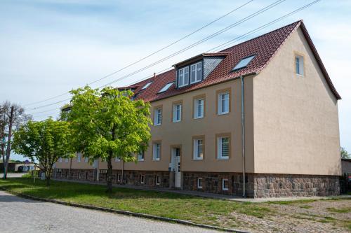 Kert, VIP ApB 63qm 3 Zi Dachgeschoss Klimaanlage große Wohnküche großes Bad 2 WCs 3 Betten 1 Schlafsofa (VIP ApB 63qm 3 Zi Dachgeschoss Klimaanlage große Wohnkuche großes Bad 2 WCs 3 Betten 1 Schlafsofa) in Schwedt/Oder