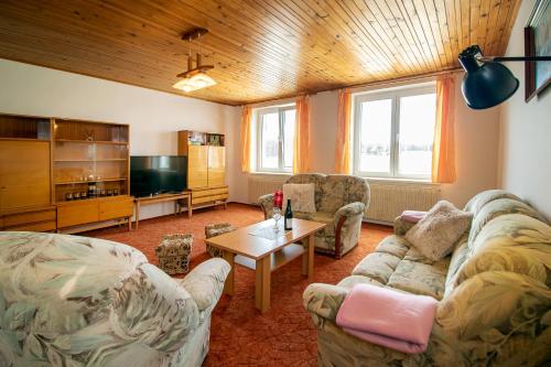 Shared lounge/TV area, Chalupa Anezka in Milna