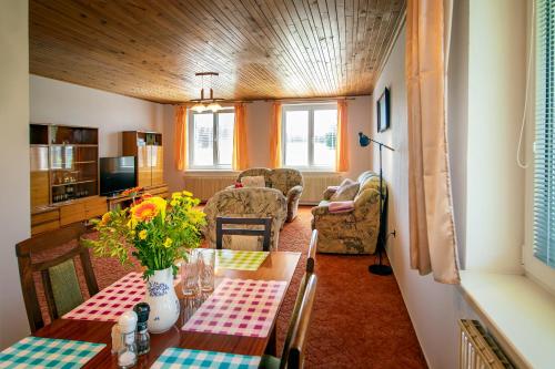 Shared lounge/TV area, Chalupa Anezka in Milna