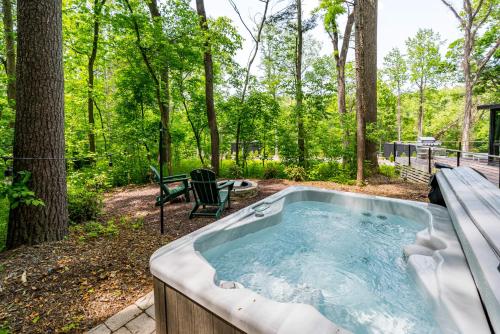 Cute Riverside Cabin w Hot Tub Fire Pit & Kayaks