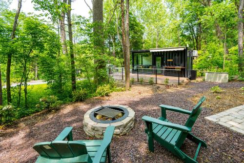 Cute Riverside Cabin w Hot Tub Fire Pit & Kayaks