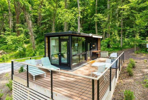 Cute Riverside Cabin w Hot Tub Fire Pit & Kayaks thumb 2