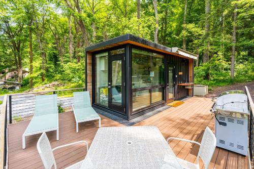 Cute Riverside Cabin w Hot Tub Fire Pit & Kayaks thumb 3